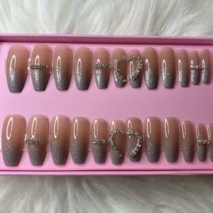 I’m selling silver diamond press on nails which comes with glue in the box